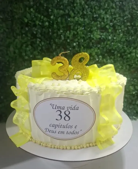 Bolo branco com babados amarelos e topo 38