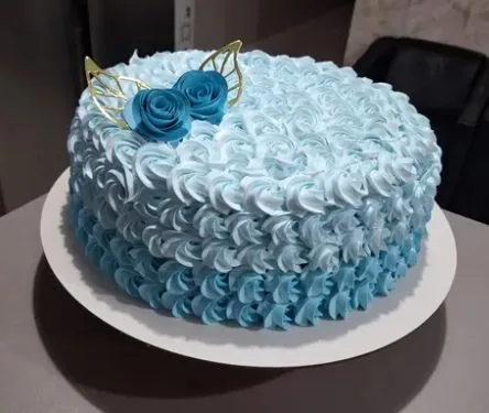 Bolo de chantilly azul degradê com rosas