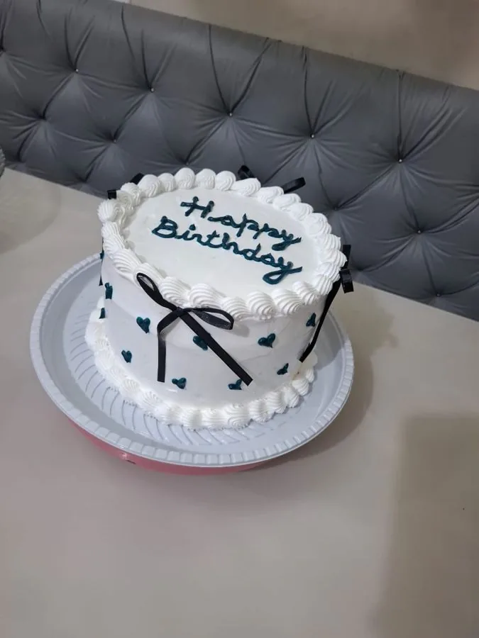 Bolo branco vintage com laços pretos e corações, Happy Birthday