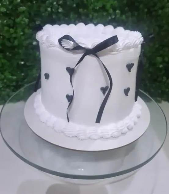 Bolo branco estilo vintage com laço preto