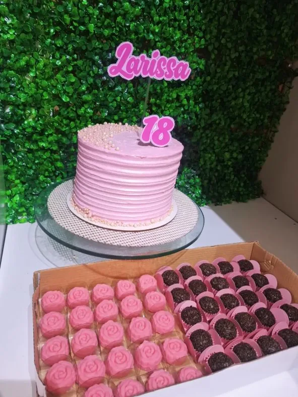 Bolo rosa de 18 anos com docinhos