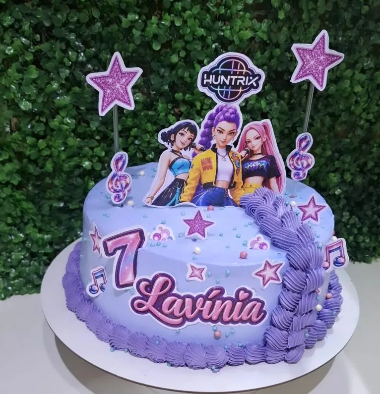Bolo lilás de 7 anos da Lavínia com tema musical
