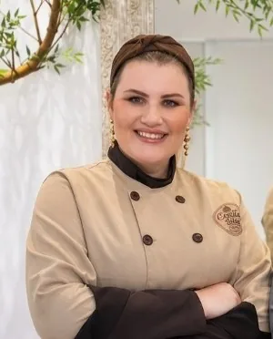 Retrato da confeiteira Camila Muller de dólmã